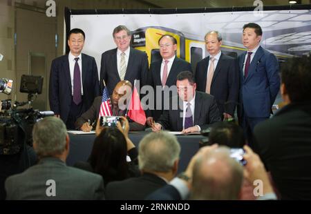 (170413) -- LOS ANGELES, le 13 avril 2017 -- des représentants de China Railway Rolling stock Corporation (CRRC), Los Angeles County Metropolitan Transportation Authority (LA Metro) signent un contrat à Los Angeles, aux États-Unis, le 12 avril 2017. LA Metro a signé mercredi un contrat de 647 millions de dollars américains pour l'achat de 282 wagons de CRRC. ) (Jmmn) CONTRAT États-Unis-LOS ANGELES-CHINE YangxLei PUBLICATIONxNOTxINxCHN Los Angeles avril 13 2017 représentants de China Railway Rolling Stick Corporation CRRC Los Angeles County Metropolitan Transportation Authority la Metro signent un contrat en L Banque D'Images