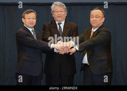 (170413) -- TOKYO, 13 avril 2017 -- Wang Shouwen (à gauche), vice-ministre chinois du Commerce, Keiichi Katakami (à droite), vice-ministre japonais des Affaires étrangères, Lee sang-jin, ministre adjoint du ministère du Commerce de la République de Corée, se serrent la main lors de la 12e série de pourparlers sur un accord trilatéral de libre-échange à Tokyo, Japon, le 13 avril 2017. Les principaux négociateurs de la Chine, du Japon et de la République de Corée (République de Corée) se sont réunis ici jeudi pour faire avancer le commerce des biens et des services ainsi que l’investissement lors de la 12e série de négociations sur un accord trilatéral de libre-échange (ALE). (JMMN) JAPON-TOKYO-CHINE-RÉPUBLIQUE DE CORÉE-FTA Banque D'Images