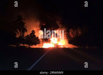 (170413) -- GUERRERO (MEXIQUE), 13 avril 2017 -- une image prise avec un appareil mobile montre un incendie qui fait rage sur le site où une collision frontale entre un camion-citerne à essence et un autobus de passagers s est produite sur une autoroute dans l État de Guerrero, au sud du Mexique, le 13 avril 2017. Le nombre de morts d'une collision frontale entre un camion-citerne à gaz et un autobus de passagers dans le sud du Mexique jeudi a grimpé à 24, ont déclaré les responsables à Xinhua. MEILLEURE QUALITÉ DISPONIBLE MEXICO-GUERRERO-COLLISION Str PUBLICATIONxNOTxINxCHN Guerrero Mexique avril 13 2017 image prise par un appareil mobile montre le feu faisant rage SUR le site où une tête Banque D'Images