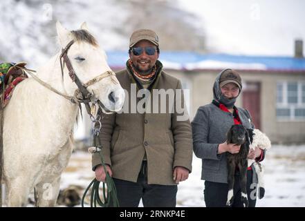 (170414) -- HEJING, le 14 avril 2017 -- Un berger et sa femme posent pour une photo devant leur maison sur la prairie de Bayan Bulag dans le comté de Hejing, dans le nord-ouest de la Chine, dans la région autonome ouïgour du Xinjiang, le 7 avril 2017. En avril, la prairie de Bayan Bulag entre dans sa saison la plus occupée pour l'élevage ovin. (dhf) CHINE-XINJIANG-HEJING-BAYAN BULAG SAISON DE REPRODUCTION DES PRAIRIES (CN) JiangxWenyao PUBLICATIONxNOTxINxCHN 170414 Hejing avril 14 2017 un berger et sa femme posent pour une photo devant leur maison SUR Bayan Grassland dans le comté de Hejing Nord-Ouest de la Chine S Xinjiang Uygur région autonome avril 7 2017 i. Banque D'Images