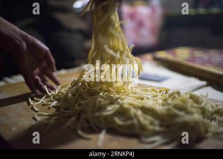 (170414) -- HEJING, le 14 avril 2017 -- Une femme prépare de la nourriture pour les éleveurs sur la prairie de Bayan Bulag dans le comté de Hejing, dans la région autonome ouïgoure du Xinjiang, au nord-ouest de la Chine, le 6 avril 2017. En avril, la prairie de Bayan Bulag entre dans sa saison la plus occupée pour l'élevage ovin. (dhf) CHINE-XINJIANG-HEJING-BAYAN BULAG SAISON DE REPRODUCTION DES PRAIRIES (CN) JiangxWenyao PUBLICATIONxNOTxINxCHN 170414 Hejing avril 14 2017 une femme fait de la nourriture pour les éleveurs SUR LES prairies de Bayan dans le comté de Hejing Nord-Ouest de la Chine S Xinjiang Uygur région autonome avril 6 2017 en avril 1980 à Bayan Grassland entre dans sa saison LA plus occupée pour Shee Banque D'Images