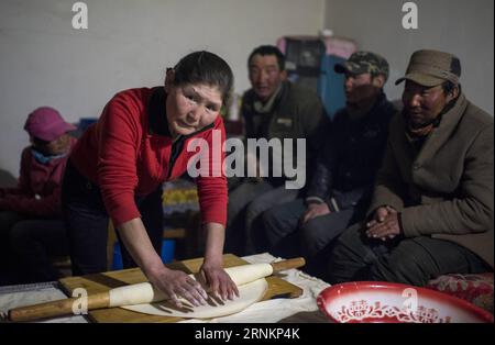 (170414) -- HEJING, le 14 avril 2017 -- Une femme prépare de la nourriture pour les éleveurs sur la prairie de Bayan Bulag dans le comté de Hejing, dans la région autonome ouïgoure du Xinjiang, au nord-ouest de la Chine, le 6 avril 2017. En avril, la prairie de Bayan Bulag entre dans sa saison la plus occupée pour l'élevage ovin. (dhf) CHINE-XINJIANG-HEJING-BAYAN BULAG SAISON DE REPRODUCTION DES PRAIRIES (CN) JiangxWenyao PUBLICATIONxNOTxINxCHN 170414 Hejing avril 14 2017 une femme fait de la nourriture pour les éleveurs SUR LES prairies de Bayan dans le comté de Hejing Nord-Ouest de la Chine S Xinjiang Uygur région autonome avril 6 2017 en avril 1980 à Bayan Grassland entre dans sa saison LA plus occupée pour Shee Banque D'Images