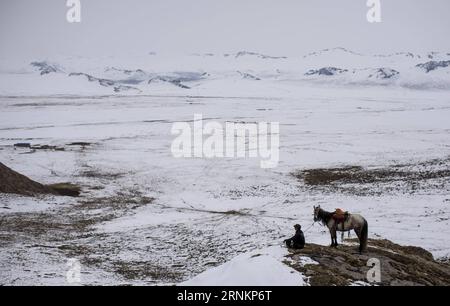 (170414) -- HEJING, 14 avril 2017 -- le fils D'Un berger, qui a choisi de ne pas aller à l'université pour aider ses parents, regarde des moutons éloignés et sa maison sur la prairie de Bayan Bulag dans le comté de Hejing, dans le nord-ouest de la Chine, région autonome ouïgour du Xinjiang, 7 avril 2017. En avril, la prairie de Bayan Bulag entre dans sa saison la plus occupée pour l'élevage ovin. (dhf) CHINE-XINJIANG-HEJING-BAYAN BULAG SAISON DE REPRODUCTION DES PRAIRIES (CN) JiangxWenyao PUBLICATIONxNOTxINxCHN 170414 Hejing avril 14 2017 un berger S Sun qui a choisi de ne pas aller à l'université afin d'aider ses parents regarde LES moutons éloignés et la maison Banque D'Images