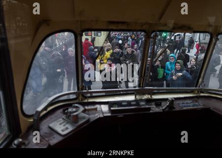 (170415) -- MOSCOU, le 15 avril 2017 -- les gens prennent des photos du tramway lors du défilé du tramway à Moscou, le 15 avril 2017. Plus de 200 000 personnes ont visité le défilé traditionnel du tramway à Moscou. Le défilé célébrait le 118e anniversaire de ce système de transport dans la capitale russe. (wtc) RUSSIE-MOSCOU-DÉFILÉ DU TRAMWAY EvgenyxSinitsyn PUBLICATIONxNOTxINxCHN Moscou avril 15 2017 célébrités prendre des photos du tramway pendant le défilé du tramway à Moscou LE 15 2017 avril, plus de 200 000 célébrités ont visité le défilé traditionnel du tramway à Moscou le défilé a célébré la 118e Anniv Banque D'Images