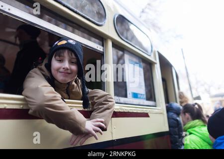 (170415) -- MOSCOU, le 15 avril 2017 -- Un garçon regarde par la fenêtre du tramway pendant le défilé du tramway à Moscou, le 15 avril 2017. Plus de 200 000 personnes ont visité le défilé traditionnel du tramway à Moscou. Le défilé célébrait le 118e anniversaire de ce système de transport dans la capitale russe. (wtc) RUSSIE-MOSCOU-DÉFILÉ DU TRAMWAY EvgenyxSinitsyn PUBLICATIONxNOTxINxCHN Moscou avril 15 2017 un garçon regarde par la fenêtre du tramway pendant le défilé du tramway à Moscou LE 15 2017 avril, plus de 200 000 célébrités ont visité le défilé traditionnel du tramway à Moscou le défilé célébrait la 118e anniversaire Banque D'Images