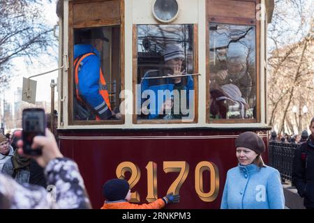 (170415) -- MOSCOU, le 15 avril 2017 -- des enfants jouent dans le tramway lors du défilé du tramway à Moscou, le 15 avril 2017. Plus de 200 000 personnes ont visité le défilé traditionnel du tramway à Moscou. Le défilé célébrait le 118e anniversaire de ce système de transport dans la capitale russe. (wtc) RUSSIE-MOSCOU-TRAMWAY PARADE EvgenyxSinitsyn PUBLICATIONxNOTxINxCHN Moscou avril 15 2017 enfants jouent dans le tramway pendant la Parade du tramway à Moscou LE 15 2017 avril, plus de 200 000 célébrités ont visité la Parade traditionnelle du tramway à Moscou la Parade a célébré le 118e anniversaire de cette Tran Banque D'Images