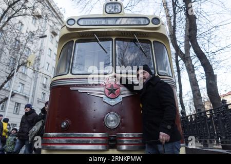 (170415) -- MOSCOU, le 15 avril 2017 -- Un homme pose pour une photo pendant le défilé du tramway à Moscou, le 15 avril 2017. Plus de 200 000 personnes ont visité le défilé traditionnel du tramway à Moscou. Le défilé célébrait le 118e anniversaire de ce système de transport dans la capitale russe. (wtc) RUSSIE-MOSCOU-TRAMWAY PARADE EvgenyxSinitsyn PUBLICATIONxNOTxINxCHN Moscou avril 15 2017 un homme pose pour une photo pendant le défilé du tramway à Moscou LE 15 2017 avril, plus de 200 000 célébrités ont visité le défilé traditionnel du tramway à Moscou le défilé a célébré le 118e anniversaire de ce transport Banque D'Images