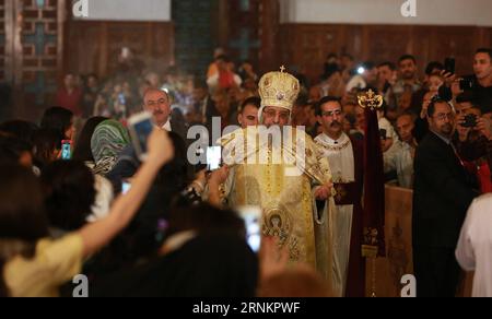 (170416) -- LE CAIRE, 16 avril 2017 -- le pape Tawadros II (C) dirige une messe de la veille de Pâques à la Saint Église Mark au Caire le 15 avril 2017. )(gj) EGYPTE-CAIRE-MESSE DE LA VEILLE DE PÂQUES AhmedxGomaa PUBLICATIONxNOTxINxCHN le Caire avril 16 2017 le pape Tawadros II C mène à la messe de la veille de Pâques À l'église Saint-Marc du Caire avril 15 2017 GJ Egypte Messe de la veille de Pâques du Caire AhmedxGomaa PUBLICATIONxNOTxINxCHN Banque D'Images