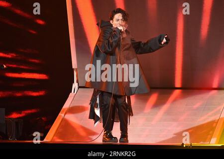(170416) -- TAIPEI, 16 avril 2017 () -- le chanteur Yoga Lin donne une représentation à son concert The Great Yoga à Taipei, dans le sud-est de la Chine Taiwan, le 15 avril 2017. () (ry) CHINA-TAIPEI-YOGA LIN-CONCERT (CN) Xinhua PUBLICATIONxNOTxINxCHN Taipei avril 16 2017 le chanteur Yoga Lin joue À son concert The Great Yoga in Taipei South East China S TAIWAN avril 15 2017 Ry China Taipei Yoga Lin concert CN XINHUA PUBLICATIONxNOTxINxCHN Banque D'Images