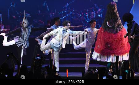 (170416) -- TAIPEI, 16 avril 2017 () -- le chanteur Yoga Lin (C) donne une représentation à son concert The Great Yoga à Taipei, dans le sud-est de la Chine Taiwan, le 15 avril 2017. () (ry) CHINA-TAIPEI-YOGA LIN-CONCERT (CN) Xinhua PUBLICATIONxNOTxINxCHN Taipei avril 16 2017 chanteur Yoga Lin C joue À son concert le Grand Yoga à Taipei Sud-est Chine S TAIWAN avril 15 2017 Ry China Taipei Yoga Lin concert CN XINHUA PUBLICATIONxNOTxINxCHN Banque D'Images