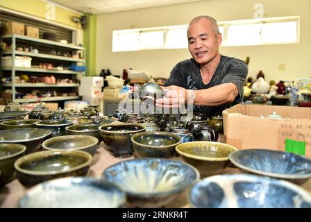(170416) -- TAIPEI, 16 avril 2017 -- le céramiste Chen Chin Wang trie des céramiques dans son atelier de Taichung, dans le centre de Taiwan, dans le sud-est de la Chine, le 16 avril 2017. Chen Chin Wang, qui travaille dans le secteur de la poterie depuis deux décennies, utilise de l’argile rouge locale ces dernières années et développe des céramiques avec son style particulier. )(wjq) CHINA-TAIWAN-TAICHUNG-RED CLAY POTERIES (CN) LiuxJunxi PUBLICATIONxNOTxINxCHN Taipei avril 16 2017 le céramiste Chen Chin Wang trie les céramiques DANS son atelier à Taichung du centre de TAIWAN Sud-est de la Chine avril 16 2017 Chen Chin Wang qui a été dans les Pottery Busines Banque D'Images