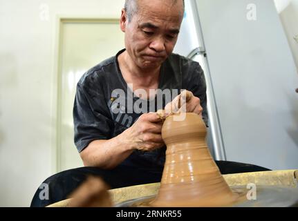 (170416) -- TAIPEI, 16 avril 2017 -- le céramiste Chen Chin Wang fabrique des céramiques dans son atelier de Taichung, dans le centre de Taiwan, dans le sud-est de la Chine, le 16 avril 2017. Chen Chin Wang, qui travaille dans le secteur de la poterie depuis deux décennies, utilise de l’argile rouge locale ces dernières années et développe des céramiques avec son style particulier. )(wjq) CHINA-TAIWAN-TAICHUNG-RED CLAY POTTERIES (CN) LiuxJunxi PUBLICATIONxNOTxINxCHN Taipei avril 16 2017 le céramiste Chen Chin Wang fabrique des céramiques DANS son atelier de Taichung du centre de TAIWAN Sud-est de la Chine avril 16 2017 Chen Chin Wang qui a travaillé dans le secteur de la poterie pour TW Banque D'Images