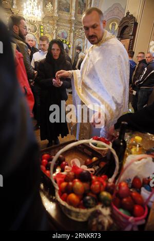 (170416) -- SVILAJNAC, 16 avril 2017 -- un prêtre orthodoxe serbe partage des oeufs de Pâques avec des fidèles comme symbole de la résurrection de Jésus-Christ, lors d'une messe de Pâques dans l'église St Nikola de la ville de Svilajnac, dans l'est de la Serbie, le 16 avril 2017. Les Serbes orthodoxes observent Pâques selon l'ancien calendrier Julien qui tombe cette année le 16 avril. (yk) SERBIE-SVILAJNAC-MESSE DE PÂQUES PredragxMilosavljevic PUBLICATIONxNOTxINxCHN avril 16 2017 le prêtre orthodoxe serbe partage des oeufs de Pâques avec le vénérable comme symbole de la résurrection de Jésus-Christ pendant la messe de Pâques dans l'église St Nikola Banque D'Images