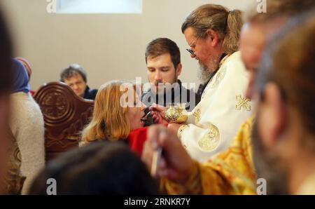 (170416) -- SVILAJNAC, 16 avril 2017 -- une femme reçoit la communion, un sacrement chrétien dans lequel le pain consacré et le vin sont consommés comme symboles pour la réalisation d’une Union spirituelle entre le Christ et le communicant, lors d’une messe de Pâques dans l’église St Nikola de la ville de Svilajnac, dans l’est de la Serbie, le 16 avril 2017. Les Serbes orthodoxes observent Pâques selon l'ancien calendrier Julien qui tombe cette année le 16 avril. (yk) SERBIE-SVILAJNAC-MESSE DE PÂQUES PredragxMilosavljevic PUBLICATIONxNOTxINxCHN avril 16 2017 une femme reçoit communion un sacrement chrétien dans lequel DU PAIN est consacré Banque D'Images