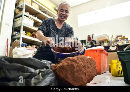 (170416) -- TAIPEI, 16 avril 2017 -- le céramiste Chen Chin Wang travaille dans son atelier à Taichung, dans le centre de Taiwan, dans le sud-est de la Chine, le 16 avril 2017. Chen Chin Wang, qui travaille dans le secteur de la poterie depuis deux décennies, utilise de l’argile rouge locale ces dernières années et développe des céramiques avec son style particulier. )(wjq) CHINA-TAIWAN-TAICHUNG-RED CLAY POTERIES (CN) LiuxJunxi PUBLICATIONxNOTxINxCHN Taipei avril 16 2017 Ceramiste Chen Chin Wang travaille DANS son atelier à Taichung du centre de TAIWAN Sud-est de la Chine avril 16 2017 Chen Chin Wang qui a été dans le secteur de la poterie pendant deux décennies a été Banque D'Images