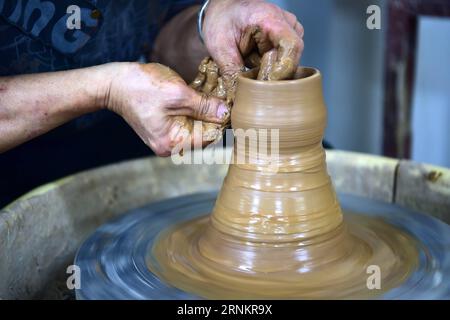 (170416) -- TAIPEI, 16 avril 2017 -- le céramiste Chen Chin Wang fabrique des céramiques dans son atelier de Taichung, dans le centre de Taiwan, dans le sud-est de la Chine, le 16 avril 2017. Chen Chin Wang, qui travaille dans le secteur de la poterie depuis deux décennies, utilise de l’argile rouge locale ces dernières années et développe des céramiques avec son style particulier. )(wjq) CHINA-TAIWAN-TAICHUNG-RED CLAY POTTERIES (CN) LiuxJunxi PUBLICATIONxNOTxINxCHN Taipei avril 16 2017 le céramiste Chen Chin Wang fabrique des céramiques DANS son atelier de Taichung du centre de TAIWAN Sud-est de la Chine avril 16 2017 Chen Chin Wang qui a travaillé dans le secteur de la poterie pour TW Banque D'Images