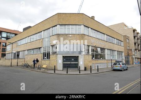 (170417) -- LONDRES, 17 avril 2017 () -- la photo prise le 17 avril 2017 montre la vue générale de la boîte de nuit Mangle E8 après une attaque présumée à l'acide puissant dans l'est de Londres, en Grande-Bretagne. Au moins 12 personnes avaient subi des brûlures dues à une attaque présumée à l'acide fort, environ 600 fêtards ayant été évacués d'un club de l'est de Londres, a déclaré la police locale lundi. () -UK OUT- BRETAGNE-LONDRES-DISCOTHÈQUE-ATTAQUE ACIDE Xinhua PUBLICATIONxNOTxINxCHN Londres avril 17 2017 photo prise LE 17 2017 avril montre la vue générale de mangle E8 Night Club après une attaque soupçonnée d'acide forte dans l'est de Londres Grande-Bretagne AU moins 12 Celebrit Banque D'Images