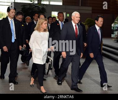 (170418) -- TOKYO, le 18 avril 2017 -- le vice-président américain Mike Pence (2e R) marche avec le vice-premier ministre japonais Taro Aso (1e R) à Tokyo, Japon, le 18 avril 2017. (rh) JAPON-TOKYO-États-Unis-MIKE PENCE-VISITE MaxPing PUBLICATIONxNOTxINxCHN Tokyo avril 18 2017 le vice-président Mike Pence 2e r marche avec les vice-premiers ministres japonais Taro Aso 1e r à Tokyo Japon LES 18 2017 avril Tokyo Tokyo U S Mike Pence visite MaxPing PUBLICATIONxNOTxINxCHN Banque D'Images