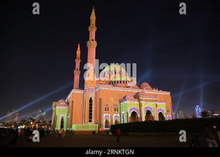 (170419) -- DUBAÏ, 19 avril 2017 -- la mosquée Al Noor est illuminée lors d'un festival de lumières à Sharjah, Émirats arabes Unis (eau), le 5 février 2016. Les Émirats arabes Unis, situés à l'intersection de l'Initiative ceinture et route, sont un partenaire important pour la Chine dans la promotion de l'Initiative ceinture et route. )(gl) UAE-BELT AND ROAD INITIATIVE-SCENERY ZhangxShumin PUBLICATIONxNOTxINxCHN Dubaï avril 19 2017 la mosquée Al Noor EST illuminée lors d'un festival des lumières à Sharjah Émirats arabes Unis Émirats arabes Unis LE 5 2016 février les Émirats arabes Unis situés À l'intersection de la ceinture et route Initiative EST à Pa IMPORTANTE Banque D'Images