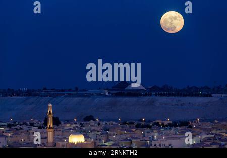 (170419) -- DUBAÏ, le 19 avril 2017 -- Une superlune est vue à Dubaï, Émirats arabes Unis (eau), le 14 novembre 2016. Les Émirats arabes Unis, situés à l'intersection de l'Initiative ceinture et route, sont un partenaire important pour la Chine dans la promotion de l'Initiative ceinture et route. )(gl) UAE-BELT AND ROAD INITIATIVE-SCENERY ZhangxShumin PUBLICATIONxNOTxINxCHN Dubaï avril 19 2017 une Super Lune EST Lacs à Dubaï Émirats arabes Unis Émirats arabes Unis LE 14 2016 novembre les Émirats arabes Unis situés À l'intersection de l'Initiative ceinture et route EST un partenaire IMPORTANT pour la Chine de promouvoir la ceinture et route initiative GL eau Belt and Road Initiat Banque D'Images