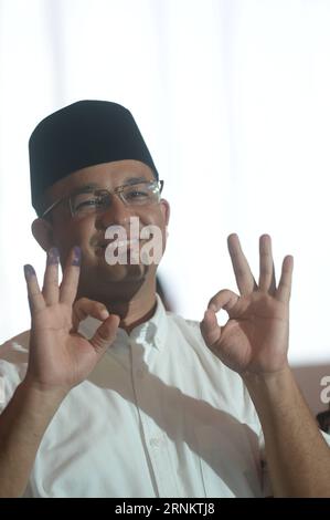 (170419) -- JAKARTA, 19 avril 2017 -- la candidate au poste de gouverneur de Jakarta, Anies Baswedan, pose pour les journalistes après avoir voté dans un bureau de vote lors de l'élection du gouverneur à Jakarta, Indonésie, le 19 avril 2017. Des millions d'habitants de Jakarta, la capitale indonésienne, se sont rendus aux urnes mercredi pour prendre un gouverneur au second tour des élections. Deux candidats au poste de gouverneur - Basuki Tjahaja Purnama et Anies Baswedan, ancien ministre de l'éducation - sont en lice au second tour. ) (ZXJ) INDONÉSIE-JAKARTA-ÉLECTION DU GOUVERNEUR-ANIES BASWEDAN AGUNGXKUNCAHYAXB. PUBLIC Banque D'Images