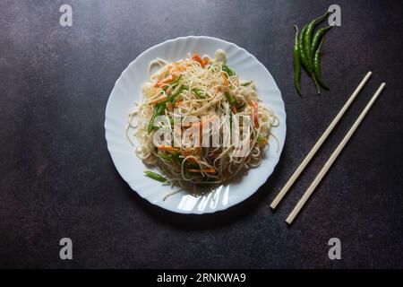 Nouilles de légumes prêtes à manger dans une assiette. Vue de dessus. Banque D'Images