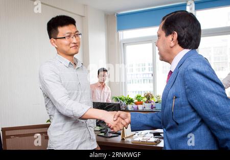 (170421) -- YIWU, 21 avril 2017 -- Syed Ummar Ali Bukhari (R) revisite un homme d'affaires que Bukhari a médié dans la ville de Yiwu, province de Zhejiang de l'est de la Chine, 19 avril 2017. Célèbre comme le supermarché du monde , Yiwu reçoit plus de 400 000 visiteurs d'outre-mer chaque année. Quelque 15 000 000 personnes de plus de 100 pays et régions vivent ici. Afin de résoudre le différend commercial extérieur, Yiwu a embauché des hommes d'affaires étrangers comme médiateurs depuis 2013. Jusqu'à présent, 22 médiateurs de 20 pays ont rejoint le comité de médiation, y compris Bukhari du Pakistan. Bukhari a enregistré sa société de commerce extérieur à Yiwu en 2011 Banque D'Images