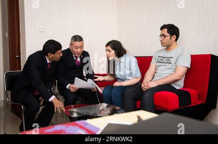 (170421) -- YIWU, avril 21, 2017 -- Syed Ummar Ali Bukhari (L) revisite une société que Bukhari a médié dans la ville de Yiwu, province de Zhejiang de l'est de la Chine, le 19 avril 2017. Célèbre comme le supermarché du monde , Yiwu reçoit plus de 400 000 visiteurs d'outre-mer chaque année. Quelque 15 000 000 personnes de plus de 100 pays et régions vivent ici. Afin de résoudre les différends commerciaux étrangers, Yiwu a fondé un comité de médiation en 2013 pour aider à résoudre les différends impliquant des étrangers. Jusqu'à présent, 22 médiateurs de 20 pays ont rejoint le comité de médiation, y compris Bukhari du Pakistan. Bukhari a enregistré son tra étranger Banque D'Images