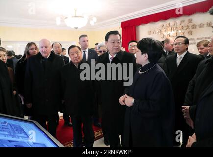 (170421) -- MOSCOU, 21 avril 2017 -- Zhang Dejiang (2e R, front), président du Comité permanent du Congrès populaire national de Chine (APN), visite un mémorial dédié au sixième congrès national du Parti communiste de Chine qui s'est tenu à Moscou en 1928, à Moscou, capitale de la Russie, le 20 avril 2017.) (Lb) RUSSIE-CHINE-ZHANG DEJIANG-VISITE LiuxWeibing PUBLICATIONxNOTxINxCHN Moscou avril 21 2017 Zhang Dejiang 2e r Président du Comité Thing du Congrès national des célébrités S de Chine visite un mémorial dédié au sixième Congrès national du Parti communiste Banque D'Images