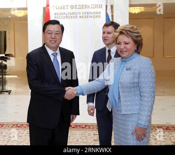 (170421) -- MOSCOU, le 21 avril 2017 -- Zhang Dejiang (à gauche), président du Comité permanent du Congrès populaire national de Chine (APN), s'entretient avec Valentina Matviyenko, présidente du Conseil de la Fédération de Russie, à Moscou, capitale de la Russie, le 19 avril 2017. (Lb) RUSSIE-CHINE-ZHANG DEJIANG-VISIT LiuxWeibing PUBLICATIONxNOTxINxCHN Moscou avril 21 2017 Zhang Dejiang le Président du Comité Thing du Congrès national des célébrités S de la Chine le CNP s'entretient avec Valentina Matviyenko Présidente du Conseil de la Fédération de Russie à Moscou capitale de la Russie avril 19 2017 LB Russie Chine visite de Zhang Dejiang Banque D'Images