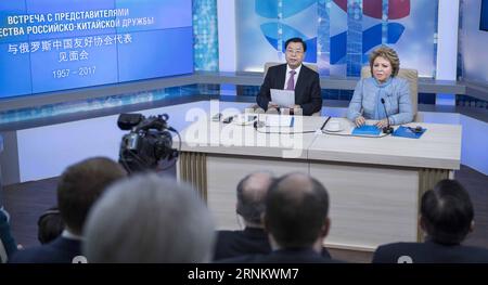 (170421) -- MOSCOU, le 21 avril 2017 -- Zhang Dejiang (à gauche), président du Comité permanent du Congrès populaire national de Chine (APN), et Valentina Matviyenko, présidente du Conseil de la Fédération de Russie, rencontrent des représentants de l'Association amies Russie-Chine, à Moscou, capitale de la Russie, le 19 avril 2017.) (Lb) RUSSIE-CHINE-ZHANG DEJIANG-VISIT LixTao PUBLICATIONxNOTxINxCHN Moscou avril 21 2017 Zhang Dejiang l Président du Comité Thing du Congrès national des célébrités S de la Chine PNJ et président du Conseil de la Fédération de Russie Valentina Matviyenko rencontre des représentants de la Russie C. Banque D'Images