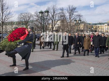 (170421) -- MOSCOU, le 21 avril 2017 -- Zhang Dejiang, président du Comité permanent du Congrès populaire national de Chine (PNJ), dépose une gerbe sur la tombe des soldats inconnus sur la place Rouge dans le centre-ville de Moscou, capitale de la Russie, le 19 avril 2017.) (Lb) RUSSIE-CHINE-ZHANG DEJIANG-VISIT LixTao PUBLICATIONxNOTxINxCHN Moscou avril 21 2017 Zhang Dejiang Président du Comité Thing du Congrès national des célébrités S de Chine le PNJ dépose une couronne SUR la tombe des soldats inconnus AU centre-ville de Moscou capitale de la Russie avril 19 2017 LB Russie Chine Zhang Dejiang visitez LixTao PUBLICATIONx Banque D'Images