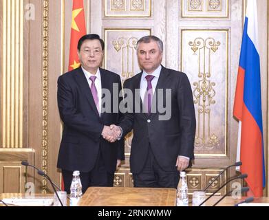 (170421) -- MOSCOU, le 21 avril 2017 -- Zhang Dejiang (G), président du Comité permanent du Congrès populaire national de Chine (APN), rencontre le président de la Douma d Etat russe, Vyacheslav Volodine, à Moscou, capitale de la Russie, le 20 avril 2017.) (Lb) RUSSIE-CHINE-ZHANG DEJIANG-VISITE LixTao PUBLICATIONxNOTxINxCHN Moscou avril 21 2017 Zhang Dejiang le Président du Comité Thing du Congrès national des célébrités S de Chine rencontre le Président de LA DOUMA d'État russe Vyacheslav Volodin à Moscou capitale de la Russie avril 20 2017 LB Russie Chine Zhang Dejiang visite de LixTao PUBLICATIONxN Banque D'Images