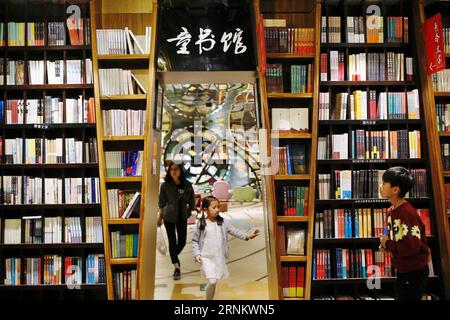 (170421) -- HANGZHOU, 21 avril 2017 -- les gens visitent la librairie Zhongshuge à Hangzhou, capitale de la province du Zhejiang de l'est de la Chine, le 21 avril 2017. La librairie compromettait les éléments du parc d'attractions, tels que les montagnes russes, les montgolfières, les manèges, et attirait de nombreux enfants et les membres de leur famille.) (Zhs) CHINA-HANGZHOU-BOOKSHOP (CN) ZhangxCheng PUBLICATIONxNOTxINxCHN Hangzhou avril 21 2017 célébrités visitent Zhongshuge Librairie à Hangzhou capitale de l'est de la Chine S Zhejiang province avril 21 2017 la librairie a compromis l'élément de la recherche de parc d'attractions comme Rolle Banque D'Images