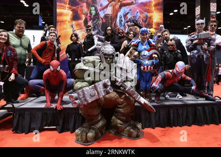 (170422) -- CHICAGO, 22 avril 2017 -- Un groupe de cosplayers vêtus en costume posent pour des photos lors de la Chicago Comic and Entertainment Expo (C2E2) à Chicago, aux États-Unis, le 21 avril 2017. Le C2E2 a débuté à Chicago le 21 avril et durera trois jours. ) (Zxj) US-CHICAGO-COMIC AND ENTERTAINMENT EXPO WangxPing PUBLICATIONxNOTxINxCHN Chicago avril 22 2017 un groupe de cosplayers habillés en costume pose pour les photos lors de l'EXPO Chicago Comic and Entertainment C2E2 à Chicago États-Unis avril 21 2017 le C2E2 a débuté à Chicago LE 21 avril et sera lancé pour Thre Banque D'Images