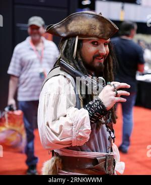 (170422) -- CHICAGO, 22 avril 2017 -- Un cosplayeur vêtu du costume du capitaine Jack Sparrow pose pour des photos lors de la Chicago Comic and Entertainment Expo (C2E2) à Chicago, aux États-Unis, le 21 avril 2017. Le C2E2 a débuté à Chicago le 21 avril et durera trois jours. ) (Zxj) US-CHICAGO-COMIC AND ENTERTAINMENT EXPO WangxPing PUBLICATIONxNOTxINxCHN Chicago avril 22 2017 un cosplayer habillé en costume de Capitaine Jack Sparrow S pose pour des photos lors de la Chicago Comic and Entertainment EXPO C2E2 à Chicago les États-Unis avril 21 2017 le C2E2 a débuté à Chicago en avril Banque D'Images