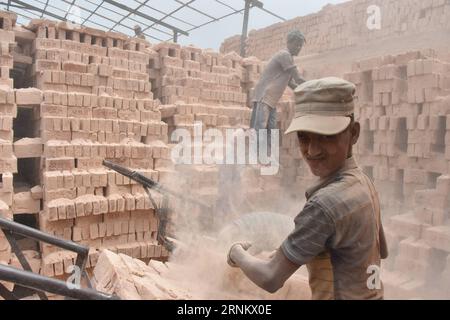 (170422) -- DHAKA, le 22 avril 2017 -- Un enfant travaille dans une fabrique de briques à Keraniganj, dans la banlieue de Dhaka, la capitale bangladaise, le 21 avril 2017. Jibon Ahsan) BANGLADESH-DHAKA-BRICK-WORKER Naim-UL-Karim PUBLICATIONxNOTxINxCHN Dhaka avril 22 2017 un enfant travaille DANS une fabrique de briques à Keraniganj DANS la banlieue de la capitale bangladaise Dhaka LE 21 2017 avril Ahsan Bangladesh Dhaka Brick Worker Naim UL Karim PUBLICATIONxNOTxINxCHN Banque D'Images