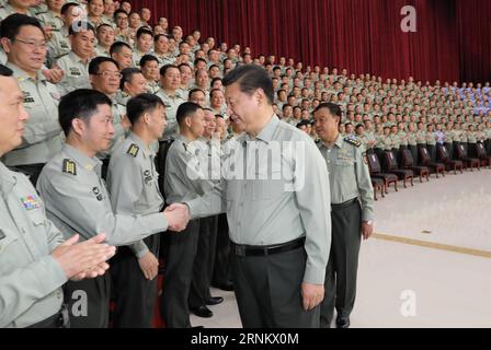 (170422) -- NANNING, 22 avril 2017 -- le président chinois Xi Jinping, qui est également secrétaire général du Comité central du Parti communiste chinois (PCC) et président de la Commission militaire centrale (CMC), rencontre des officiers militaires lors d'une inspection du Commandement du théâtre sud de l'Armée populaire de libération (APL), le 21 avril 2017. (zkr) CHINA-XI JINPING-PLA-INSPECTION (CN) LixGang PUBLICATIONxNOTxINxCHN Nanning avril 22 2017 Président chinois Xi Jinping, qui EST ainsi secrétaire général du Comité central du PCC du Parti communiste chinois et président de la Commission militaire centrale Banque D'Images