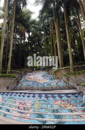 (170422) -- HONG KONG, le 22 avril 2017 -- des marches décorées du parc de Hong Kong sont vues à Hong Kong, dans le sud de la Chine, le 22 avril 2017. Pour célébrer le 20e anniversaire de la création de la région administrative spéciale de Hong Kong, des marches de 20 endroits différents ont été décorées avec des images de fleurs à Hong Kong récemment. (Zhs) CHINA-HONG KONG-ART-STEPS (CN) LiuxYun PUBLICATIONxNOTxINxCHN Hong Kong avril 22 2017 les marches décorées AU parc de Hong Kong sont des lacs à Hong Kong Chine méridionale avril 22 2017 pour célébrer le 20e anniversaire de la création du Règlement administratif spécial de Hong Kong Banque D'Images