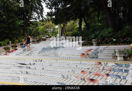 (170422) -- HONG KONG, le 22 avril 2017 -- des marches décorées du parc de Hong Kong sont vues à Hong Kong, dans le sud de la Chine, le 20 avril 2017. Pour célébrer le 20e anniversaire de la création de la région administrative spéciale de Hong Kong, des marches de 20 endroits différents ont été décorées avec des images de fleurs à Hong Kong récemment. (Zhs) CHINA-HONG KONG-ART-STEPS (CN) LiuxYun PUBLICATIONxNOTxINxCHN Hong Kong avril 22 2017 les marches décorées AU parc de Hong Kong sont des lacs à Hong Kong Chine méridionale avril 20 2017 pour célébrer le 20e anniversaire de la création du Règlement administratif spécial de Hong Kong Banque D'Images