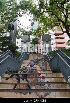 (170422) -- HONG KONG, 22 avril 2017 -- des enfants marchent sur des marches décorées dans le parc de Hong Kong à Hong Kong, dans le sud de la Chine, le 22 avril 2017. Pour célébrer le 20e anniversaire de la création de la région administrative spéciale de Hong Kong, des marches de 20 endroits différents ont été décorées avec des images de fleurs à Hong Kong récemment. (Zhs) CHINA-HONG KONG-ART-STEPS (CN) LiuxYun PUBLICATIONxNOTxINxCHN Hong Kong avril 22 2017 des enfants marchent SUR des marches décorées dans le parc de Hong Kong à Hong Kong Chine méridionale avril 22 2017 pour célébrer le 20e anniversaire de la création du SMA spécial de Hong Kong Banque D'Images