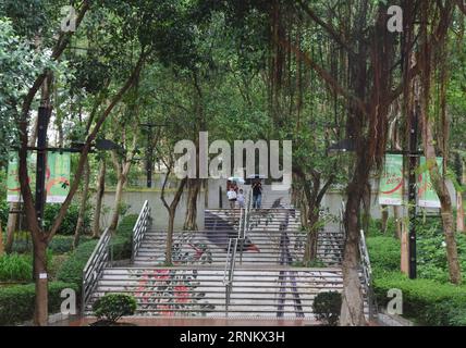 (170422) -- HONG KONG, 22 avril 2017 -- des marches décorées du parc riverain de Tai po sont vues à Hong Kong, dans le sud de la Chine, le 22 avril 2017. Pour célébrer le 20e anniversaire de la création de la région administrative spéciale de Hong Kong, des marches de 20 endroits différents ont été décorées avec des images de fleurs à Hong Kong récemment. (Zhs) CHINA-HONG KONG-ART-STEPS (CN) LiuxYun PUBLICATIONxNOTxINxCHN Hong Kong avril 22 2017 les étapes décorées AU parc riverain de Tai po sont des lacs à Hong Kong Chine du Sud avril 22 2017 pour célébrer le 20e anniversaire de la création de la publicité spéciale de Hong Kong Banque D'Images