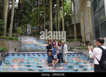 (170422) -- HONG KONG, 22 avril 2017 -- des touristes prennent des photos sur des marches décorées dans le parc de Hong Kong à Hong Kong, dans le sud de la Chine, le 22 avril 2017. Pour célébrer le 20e anniversaire de la création de la région administrative spéciale de Hong Kong, des marches de 20 endroits différents ont été décorées avec des images de fleurs à Hong Kong récemment. (Zhs) CHINA-HONG KONG-ART-STEPS (CN) LiuxYun PUBLICATIONxNOTxINxCHN Hong Kong avril 22 2017 les touristes prennent des photos SUR des marches décorées dans le parc de Hong Kong dans le sud de la Chine avril 22 2017 pour célébrer le 20e anniversaire de la création du Hong Ko Banque D'Images