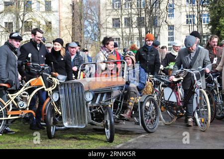 (170422) -- RIGA, le 22 avril 2017 -- les participants prennent part au Riga Tweed Ride annuel à Riga, capitale de la Lettonie, le 22 avril 2017. Les amateurs de vélo locaux vêtus des tenues traditionnelles en tweed des années 1930 se sont réunis pour rouler dans les rues de Riga pour le Riga Tweed Ride annuel samedi, marquant le début de la semaine du vélo à Riga. LATVIA-RIGA-TWEED RIDE Janis PUBLICATIONxNOTxINxCHN Riga avril 22 2017 les participants prennent part à la Riga Tweed Ride annuelle à Riga capitale de la Lettonie LE 22 2017 avril les supporters locaux DE VÉLO vêtus des tenues traditionnelles Tweed des années 1930 se sont réunis Banque D'Images