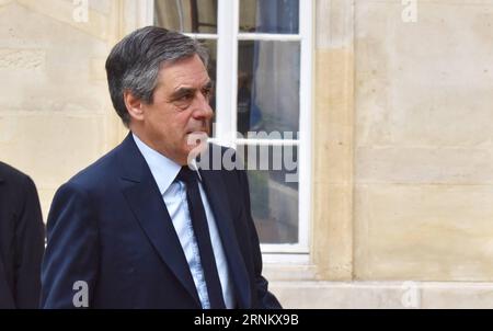 (170423) -- PARIS, le 23 avril 2017 -- François Fillon, candidat à la présidence du parti Républicains (les Républicains), arrive pour voter lors de l'élection présidentielle française à Paris, France, le 23 avril 2017. Des millions d'électeurs français ont commencé à voter dès le premier tour de l'élection présidentielle dimanche matin dans une atmosphère d'incertitude. (zw) FRANCE-ÉLECTION PRÉSIDENTIELLE-PREMIER TOUR LixGenxing PUBLICATIONxNOTxINxCHN Paris avril 23 2017 François Fillon le Parti républicain les Républicains candidat à la présidence arrive à voter pendant la pré française Banque D'Images