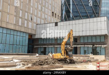 Bangkok, Thaïlande - 31 août 2023 - Une excavatrice de chantier de couleur jaune est stationnée devant le chantier. Niveleuse et excavatrice Banque D'Images