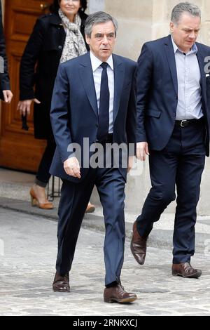 (170423) -- PARIS, le 23 avril 2017 -- François Fillon (G), candidat à la présidence du parti Républicains (les Républicains), arrive pour voter lors de l'élection présidentielle française à Paris, France, le 23 avril 2017. Des millions d'électeurs français ont commencé à voter dès le premier tour de l'élection présidentielle dimanche matin dans une atmosphère d'incertitude. (zw) FRANCE-ÉLECTION PRÉSIDENTIELLE-PREMIER TOUR NicolasxZeitoun PUBLICATIONxNOTxINxCHN Paris avril 23 2017 François Fillon l les Républicains Parti les Républicains candidat à la présidence arrive à voter pendant le Banque D'Images