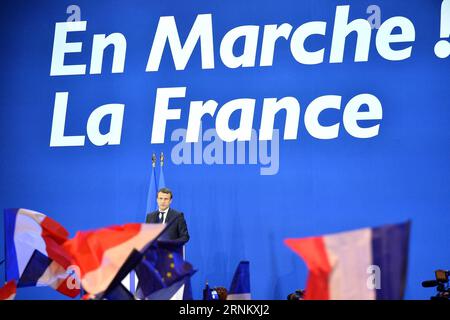 (170423) -- PARIS, le 23 avril 2017 -- Emmanuel Macron, candidat à la présidence française pour le mouvement en marche, prononce un discours lors d'un rassemblement après le premier tour de l'élection présidentielle française à Paris, France, le 23 avril 2017. Le candidat centriste et ancien ministre de l’économie Emmanuel Macron et la candidate d’extrême droite Marine le Pen sont arrivés dimanche en tête du premier tour de l’élection présidentielle française, selon les projections des agences de vote et les résultats partiels officiels. Les deux principaux candidats devraient s'affronter au second tour le 7 mai. ) FRANCE-PARIS-PRESIDEN Banque D'Images