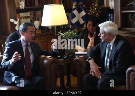 (170424) -- ATHÈNES, le 24 avril 2017 -- le président grec Prokopis Pavlopoulos (à droite) rencontre le ministre chinois des Affaires étrangères Wang Yi (à gauche) à Athènes le 23 avril 2017.) (Jmmn) GRÈCE-ATHÈNES-CHINESE FM-MEETING OrestisxPanagiotou PUBLICATIONxNOTxINxCHN Athènes avril 24 2017 le président grec Prokopis Pavlopoulos r rencontre les ministres chinois des Affaires étrangères Wang Yi l à Athènes avril 23 2017 jmmn Grèce Athènes Chinese FM Meeting PUBLICATIONxNOTxINxCHN Banque D'Images