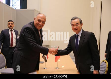 (170424) -- ATHÈNES, le 24 avril 2017 -- le ministre chinois des Affaires étrangères Wang Yi (à droite, devant) serre la main de son homologue égyptien Sameh Shoukry (à gauche, devant) lors de leur rencontre en marge du Forum sur la civilisation antique à Athènes, en Grèce, le 24 avril 2017. GREECE-ATHENS-CHINA-EGYPT-FM-MEETING LefterisxPartsalis PUBLICATIONxNOTxINxCHN Athènes avril 24 2017 les ministres chinois des Affaires étrangères Wang Yi r Front serrent la main avec sa partie égyptienne Sameh Shoukry l Front lors de leur réunion SUR la ligne latérale du Forum de civilisation antique à Athènes Grèce LE 24 2017 avril Grèce Athènes Chine Egypte FM Me Banque D'Images